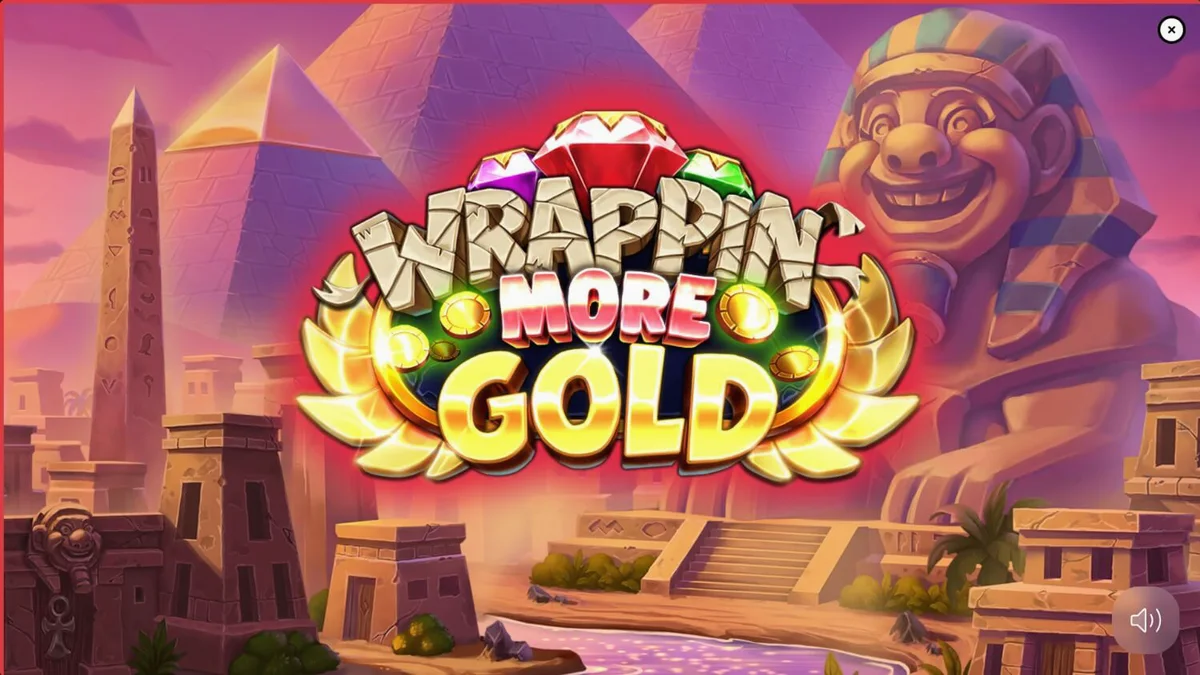 Mumi ramah dalam slot Wrappin’ More Gold dengan latar belakang harta karun Mesir